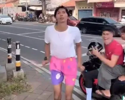 Arya Khan Asyik Live di Tepi Jalan, Mendadak Disamperin Aisar Khaled hingga Joget Bareng di Lampu Merah