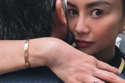 Pamer Cincin Sambil Peluk Ari Lasso, Dearly Djoshua Resmi Dilamar?