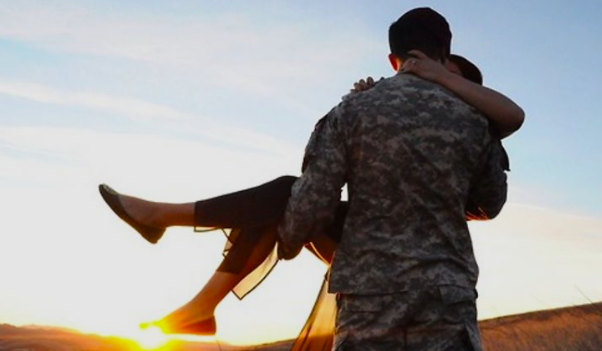 Banyak Perempuan Jatuh Hati pada Laki-Laki Berseragam, Ini 6 Alasannya