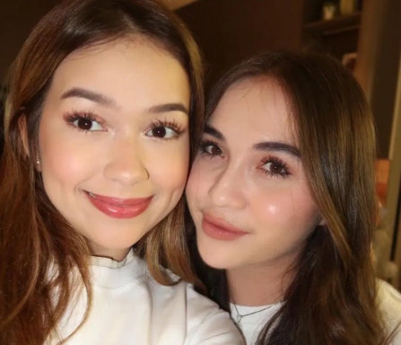 Elina Joerg dan Rebecca Klo...
