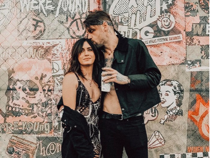 Penyanyi Band Metal Nekat Umumkan Gay, Istri Langsung Ajukan Cerai