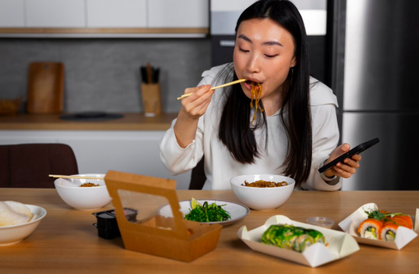 4 Kesalahan Saat Makan yang Sering Diabaikan, Tapi Bisa Bikin Berat Badan Melonjak