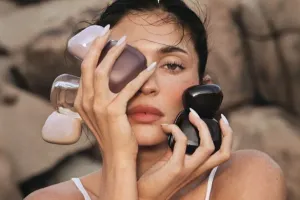 Kylie Jenner Perluas Bisnis Kecantikan Lewat Mood Stones, Parfum yang Mengikuti Mood Pemakainya
