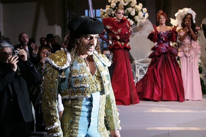 John Galliano Jadi Tema MET Gala 2027, Desainer Penuh Kontroversi yang Dipecat Dior Kini Dirayakan Dunia Fashion!