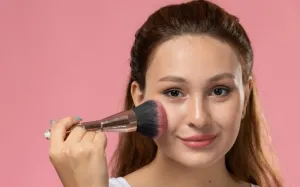 3 Teknik Memakai Blush On agar Pipi Merona Alami dan Wajah Tampak Segar
