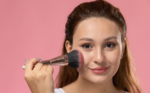 3 Teknik Memakai Blush On agar Pipi Merona Alami dan Wajah Tampak Segar