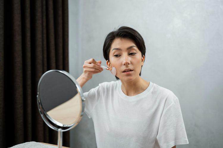6 Langkah Skincare Pagi untuk Usia 40 Tahun ke Atas, Fokus Atasi Tanda Penuaan
