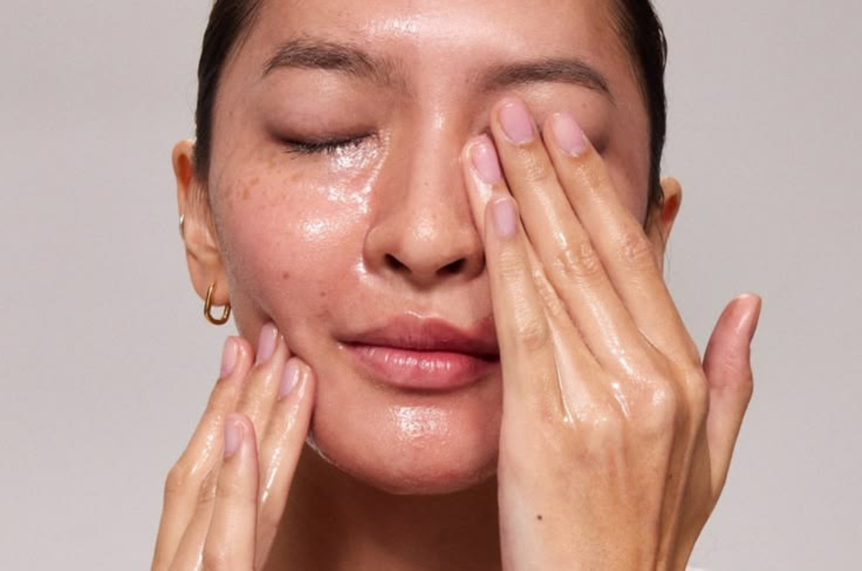 8 Cleansing Oil Terbaik untuk Kulit Bersih, Lembap, dan Bebas Komedo: Ada Produk Lokal hingga Korea