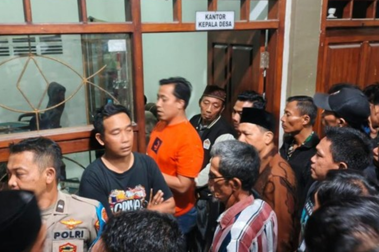 Panik Ketahuan Masuk Rumah ...