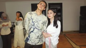 Pasangan Unik! Rayakan Ulta...
