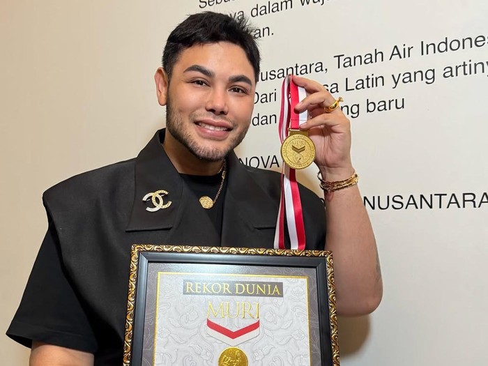 Ivan Gunawan Bikin Batik Madura Mendunia, Pameran Fashion Imersif Sukses Raih Rekor MURI