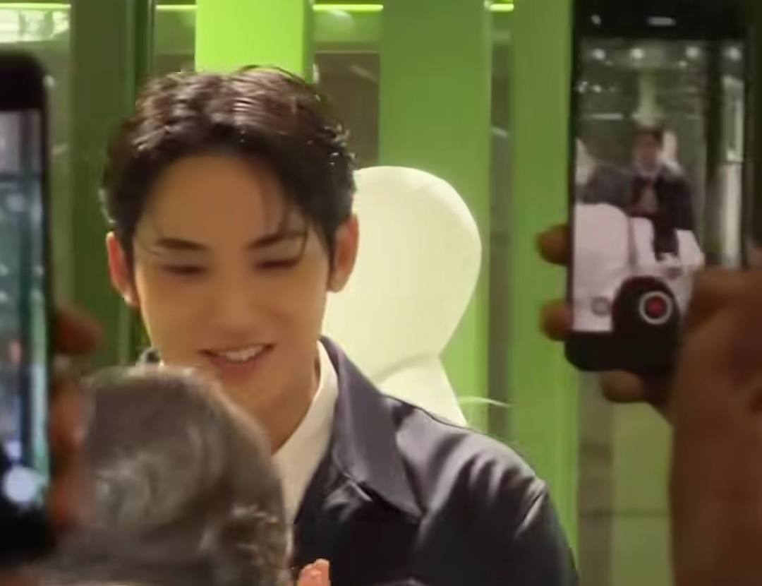 Mingyu SEVENTEEN Hadir di Pop Up Dior, Pesona Ganteng Bikin Plaza Senayan Panas! 