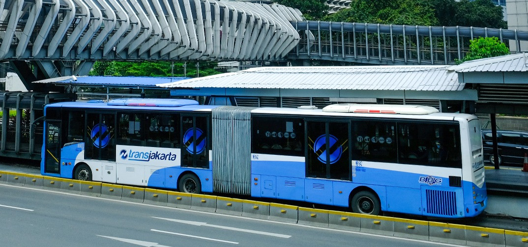 Tarif Transjakarta Cuma Rp8...