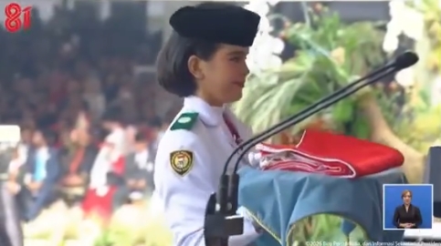 Bikin Deg-degan! Momen Pembawa Baki Celina Olivia Sempat Oleng dan Hampir Jatuh Usai Terima Bendera dari Presiden Prabowo