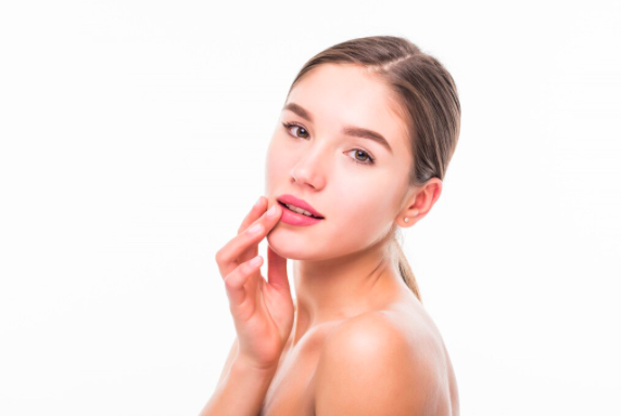 4 Rekomendasi Lip Gloss Natural dengan Efek Plumping, Bikin Bibir Berkilau dan Makin Fresh