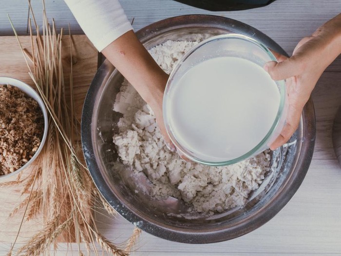 3 Cara Bikin Air Cucian Beras untuk Perawatan Rambut di Rumah, Jangan Cuma Dibuang!