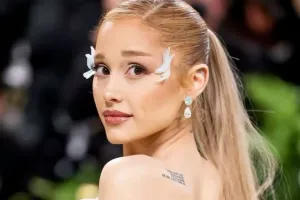 Kena Semprot Ariana Grande ...