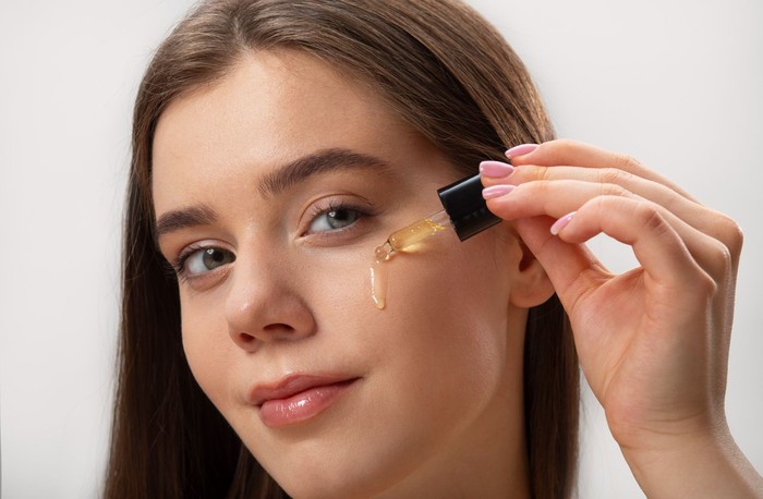 Sering Menggunakan Retinol? Hindari 5 Kesalahan Ini agar Kulit Tak Kering dan Iritasi
