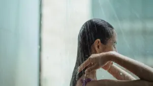 Mandi Pagi atau Malam, Kapan Waktu yang Tepat untuk Menjaga Kesehatan?