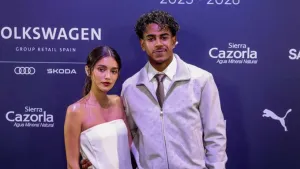 Kenakan Gaun Mirip Hailey B...