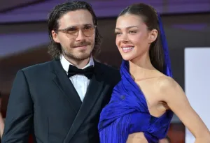 Brooklyn dan Nicola Peltz Beckham Hadiri FFI Venesia, Adegan Super Mesra Depan Kamera Tuai Sorotan
