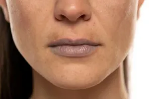 7 Cara Memerahkan Bibir Hitam Secara Alami dan Cepat Tanpa Bahan Kimia: Dari Lemon hingga Kunyit