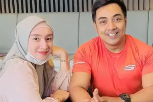 Suami Dituding Penyuka Sesama Jenis, Istri Ustaz Riza Muhammad Tak Kuasa Menahan Tangis