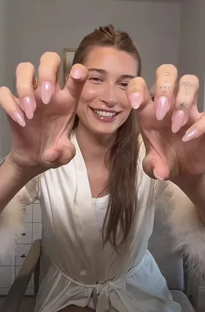 Hailey Bieber Kembali Racun...