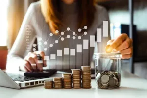 Pengamat : Derasnya Investa...