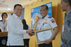 Ditjen Hubdat Berikan Pengh...