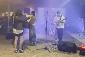 Kronologi Vokalis Wanita Di...