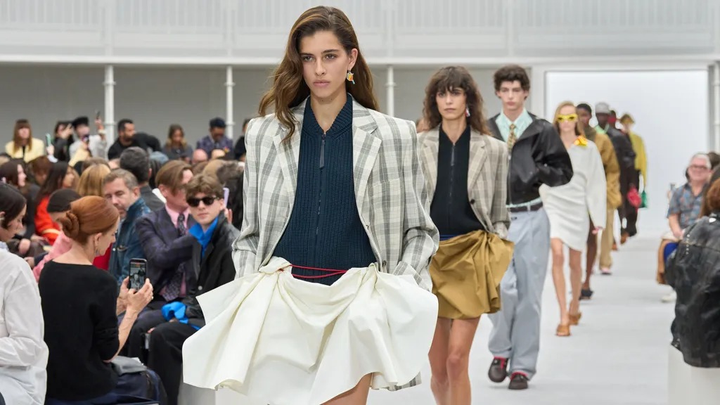 4 Detail Nyeleneh Loewe Spr...