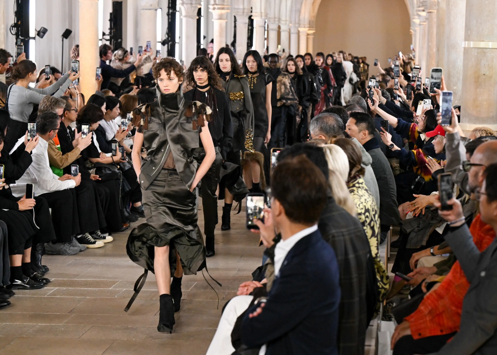 Sacai Spring Summer 2027, Gaya Utilitarian Disulap Jadi Feminin dan Penuh Kemewahan