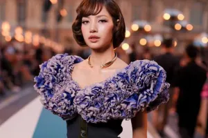 Lisa BLACKPINK Panaskan Louis Vuitton Spring Summer 2027, Tampil Vintage Elegan dengan Ruffle Dramatis dan Rok Kulit