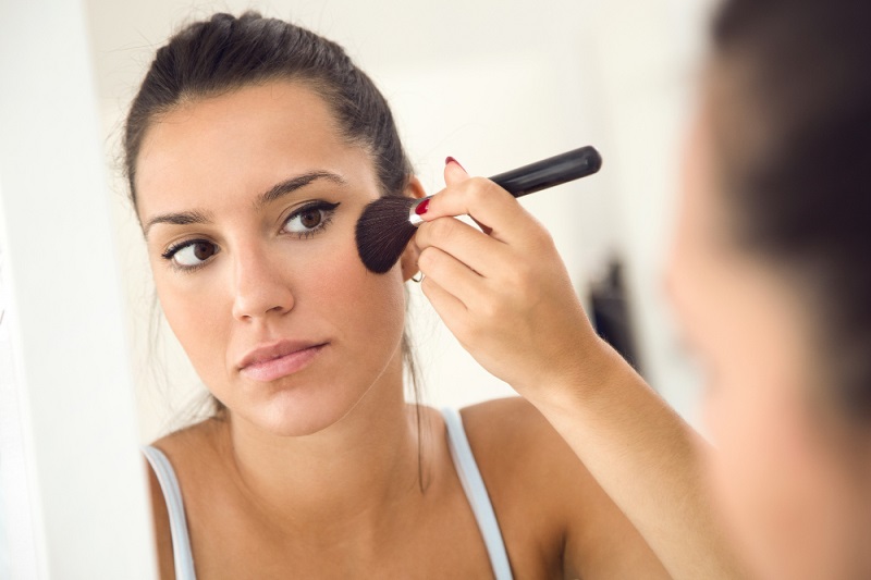 Cara Pakai Blush Sesuai Bentuk Wajah, dari Bulat hingga Lonjong agar Makeup Makin Menawan