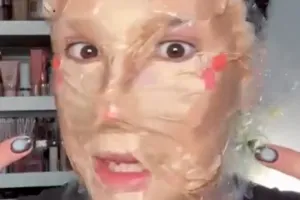 Viral Trik Makeup Pakai Pla...