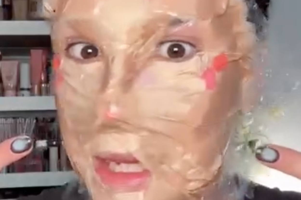 Viral Trik Makeup Pakai Plastik di TikTok yang Diklaim Hemat Waktu 20 Menit, Aman untuk Kulit?