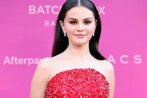 Selena Gomez Curi Perhatian dengan Gaun Merah Prada, Donasi Rare Impact Fund Tembus Rp541 Miliar!
