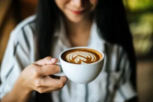 10 Tips Menjaga Kesehatan Gigi dan Mulut bagi Pecinta Kopi agar Tidak Menguning