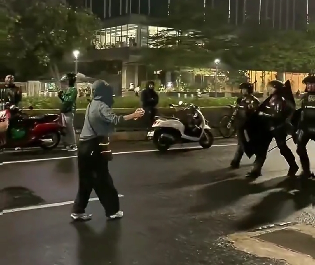 Demo 28 Oktober di Bundaran HI Berakhir Bak Jakarta Fashion Week, Polisi Catwalk di Bawah Gerimis hingga Mahasiswa Joget!