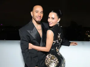 Bucin Abis! Lewis Hamilton ...