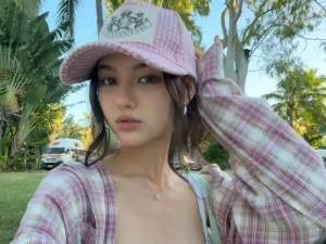 Danielle Kembali dengan Lag...